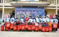 Hành trình Chạy bộ Tiếp sức xuyên Việt 2023 tặng hơn 300 suất quà cho các em học sinh tại Hà Giang
