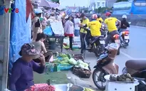 Quảng Ngãi: Chợ tự phát gây mất an toàn giao thông