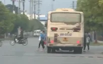 “Nhộn nhịp” xe ô tô cũ nát đưa đón công nhân