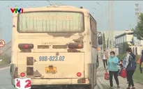 Xe cũ nát đưa đón công nhân: "Lo thì ai chẳng lo nhưng đường nhà mình có mỗi xe ấy thôi"
