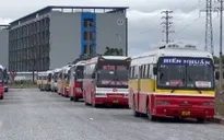 Xe cũ nát được "phù phép" thành xe chở công nhân ra sao?