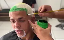 Mái tóc đặc biệt của một cổ động viên Brazil