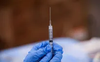 Mỹ cấp phép tiêm vaccine COVID-19 “lưỡng trị” cho trẻ từ 6 tháng tuổi
