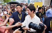 Song Joong Ki họp báo buổi chiều, người hâm mộ chờ từ 6 giờ sáng