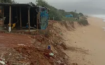 Bình Định: 20 hộ dân sơ tán khẩn cấp do sạt lở