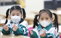 Học sinh lớp 1 ở Hà Nội háo hức, bỡ ngỡ trong lần đầu được đến trường