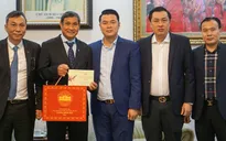 Chủ tịch Quốc hội tặng quà và chúc mừng ĐT bóng đá nữ Việt Nam