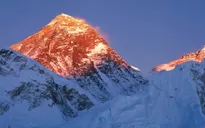 Sông băng cao nhất trên đỉnh Everest "thất thoát" lượng băng mất 2.000 năm để hình thành