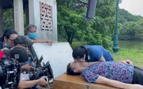 Sự thật cảnh hô hấp nhân tạo của cặp chính Lối về miền hoa