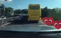 Tài xế ô tô lãnh hậu quả vì lái xe bám đuôi xe khách vượt ẩu