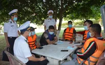 Vùng 5 Hải quân cứu 6 ngư dân trên tàu cá bị sóng đánh chìm