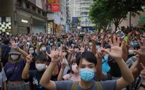 Người dân Hong Kong (Trung Quốc) tụ tập dã ngoại để tránh kiểm tra mã QR