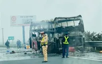 Xe giường nằm bốc cháy trơ khung trên cao tốc Pháp Vân