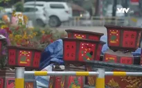 Hà Nội: Người dân lấn chiếm vỉa hè phía sau rào ngăn xe máy
