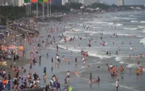 Du khách ùn ùn kéo về Vũng Tàu khiến nhà nghỉ 'cháy' phòng