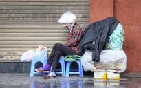 Người dân Hà Nội xoay sở giữ ấm trước đợt rét đậm 8 độ C