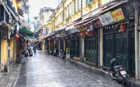 Đường phố Hà Nội vắng vẻ ngày mưa rét