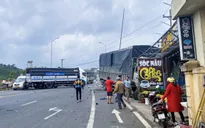 4 ô tô đâm liên hoàn rồi tông sập quán cà phê cạnh trạm thu phí