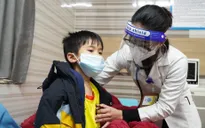 Hội chứng MIS-C: Bé trai sốt cao liên tục, mê sảng, rối loạn đông máu
