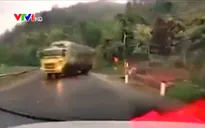 Vào cua tốc độ cao trên đường trơn, xe tải trượt dài trên đường