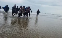 Sóng đánh chìm 8 tàu cá, 14 ngư dân thoát nạn