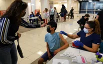 EU cấp phép vaccine Pfizer làm mũi tăng cường cho thanh thiếu niên, vaccine Moderna cho nhóm tuổi 6-11