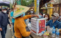 Người dân Hội An chia sẻ với các gia đình nạn nhân trong vụ chìm ca nô ở biển Cửa Đại