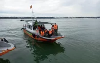 Trục vớt, đưa vào bờ thành công ca nô gặp nạn ở Hội An