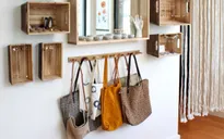 Trang trí tường nhà ấn tượng từ hộp gỗ