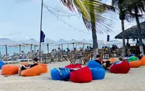 Du khách ùn ùn đổ về các điểm du lịch biển