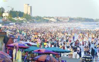 Bãi biển Vũng Tàu chật kín người những ngày Tết