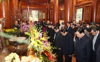 Thủ tướng dâng hương tưởng niệm Chủ tịch Hồ Chí Minh