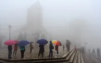 Nhiều điểm du lịch chật kín du khách ngày Tết