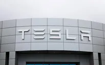 Tesla tiếp tục cắt giảm thiết bị trên một số mẫu xe do thiếu chip