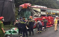 Ô tô khách va chạm xe đầu kéo, 11 người thương vong