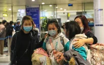 Gần 300 công dân từ Ukraine được đón về nước trong niềm vui khôn xiết của người thân