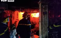Giải cứu thành công 3 bố con trong đám cháy lúc nửa đêm