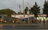 Giải cứu cô gái leo lên xe bồn đang chạy