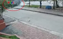 Ô tô tải lật nghiêng sau khi đánh lái gấp qua ngã tư