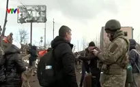 Ukraine lần đầu công khai số binh sĩ thiệt mạng, nhiều người dân cố duy trì cuộc sống bình thường