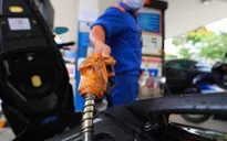 Người dân, doanh nghiệp mong chờ giá xăng giảm