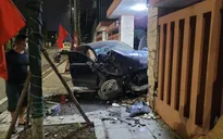Xe sang Porsche đâm sập cổng nhà dân trong đêm