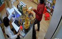 Nữ "siêu trộm" móc ví bằng chân ở hơn 20 cửa hàng