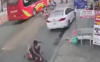 Đi ngược chiều gây tai nạn liên hoàn, 2 người suýt bị xe khách cán