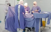 Kịp thời mổ cấp cứu cho bệnh nhân viêm phúc mạc ruột thừa, nhiễm COVID-19