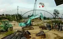 Khởi tố, bắt tạm giam 3 tháng lái xe máy múc đại náo công trường, đập nát 2 ô tô