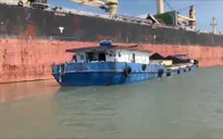 Bắt giữ tàu nước ngoài sang mạn 900 tấn than không có hóa đơn