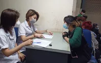 Phạt 2 triệu đồng với du khách bỏ khẩu trang chụp ảnh trên phố đi bộ Hà Nội