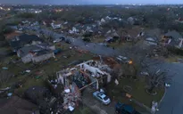 Lốc xoáy càn quét miền Bắc Texas, gây thương tích về người và thiệt hại nhà cửa