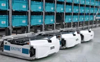 Robot leo kệ
